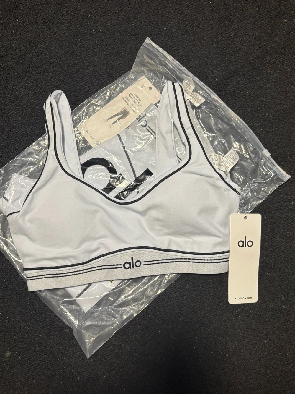 Alo Yoga Airbrush Heart Throb Set
